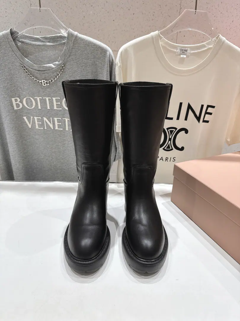 High Version Out MiuMiu/Mu Mu.F 26ssAutumn·It's a big show.·- Sliding-proof-mid-stamp Martin boots. He's on the cover of the major fashion magazines.·All the stars., The Red Book owner uses it., Your feet are a bit more amazing., I'll never regret it.·It's still sweet and salty. Very convenient.～A really comfortable boot. （ZPDevelopment, Custom Materials） ✔Shoe.: Customize imported head-deck skin ✔Uchi.: Customize the insides of cattle ✔Shoes under the sole.: zpModelling for smoothing rubber. ✔Codes: 35-39 (40.41I'll make sure it's not changed.) （Full𝗭𝗣Packaging）