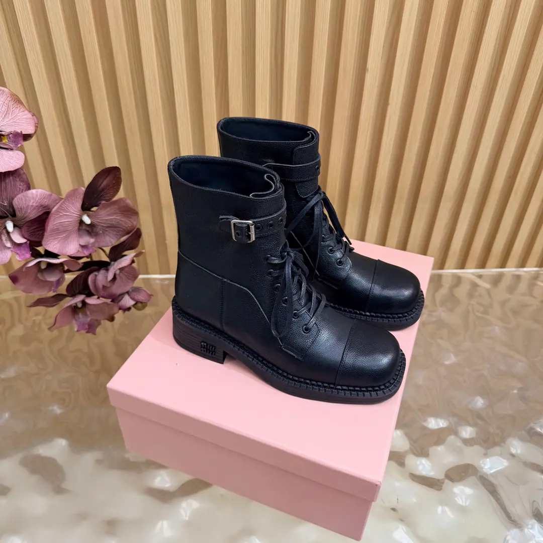 Short boots. 2026Autumn and winter, the new Martyr boots are designed with great enthusiasm., miumiu♪ The unique style of the show ♪, And you're gonna be the focus of the crowd. To be queen of fashion.! - The fashionable stuff. Boots. Boots are high.15Inches Short boots. Boots are high.8Inches Shoe.:Use imported cattle skin Uchi.: In the watered cow. Foot.: In the cow dyed cow. He's tall.: 4cm Otsumi!: Rubber skating and grinding. Codes: 34-41（34.40.41No, no, no, no, no.）