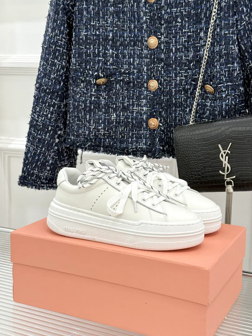 🏧𝐌𝐢𝐮𝐌𝐢𝐮New pair of pairs of shoes. The top-level thick-down leisure sport, Muller's white shoes. I'm not bored with the punching. It's nicer to have a staircase. The daily street trip is perfect. The feet are clean and clean. I'll be in the middle of a four-year contract. Facework customized leather with original The insides are all reeled. Original modeling, slide-proof floor size: 35-39（40/41Custom）