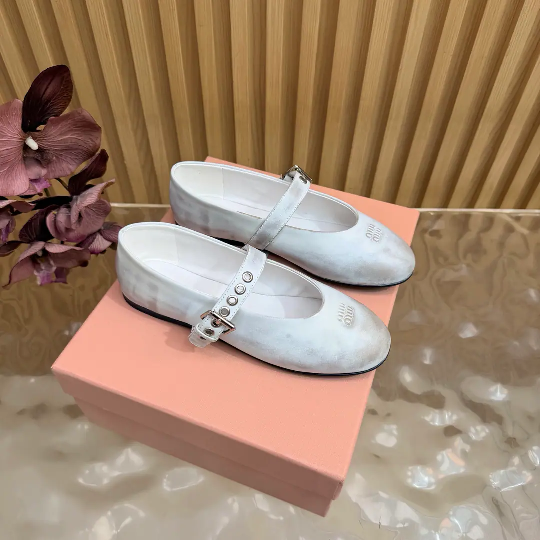 𝑀𝑖𝑢𝑀𝑖 ²⁰²² Mu. Mu. New paragraph🩰Square Ballet.🎀Mary Jane's shoe series is new.🎀miumiu ★★★★★ Paris Fashion Week's latest show., A new set of cozyness and fashion styles., Pointheads and round-head designs match different style requirements ♺ Shoe.: Skins of a colored cow. ♺ Uchi.: The original custom is in the sheep's skin. ♺ Otsumi!: Original Base ♺ Shoes.: 35-39（34, 40, 41Custom without re-offer） ♺ The most expensive cabinet is packed.