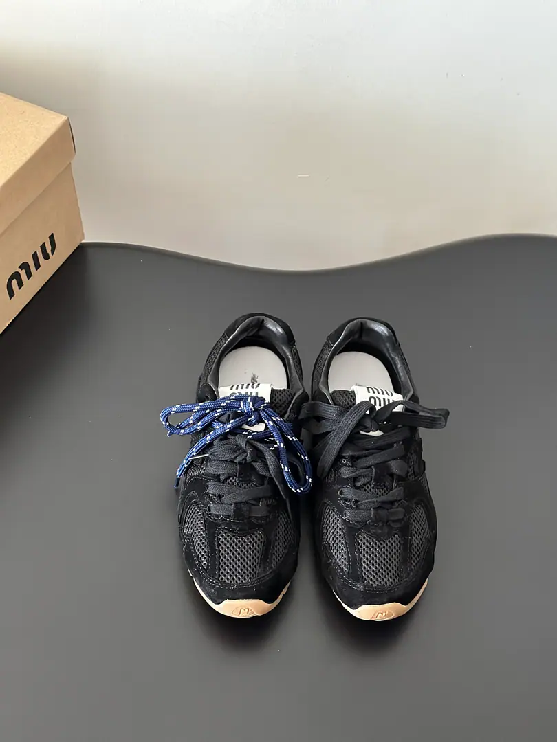 Batch #Couple money. Top Version MIU MIU✖️NEW BALANCE Mu-mu, New Baron.ss24Spring and summer series. Couples' sneakers. Original procurement development Make the goods. Quality upgrade🆚 The original camera is taking a live picture.📷 ❤️The internet blew this one off.！Super🔥You've got it all back in your head. 2024I'll see you in spring and summer.！We'll go to the Green.！ Show current elements of the new season in a pair of shoelaces style-Appropriate“Dirt”It's a fashionable attitude that comes with sex.,Laundry, Rust, The mark of the skin and the leather., Exaggeratingly expressing the passage of time., ♪ To pass on the concepts that used and loved at this moment ♪, Multiple Collision, Sending modern style！ Shoe.:Pixie. Shoe belt.:Shoe belt design A spare shoelace. Otsumi!:Original version to open size:Women35-40Men39-45（Women40Men45Freeze!）