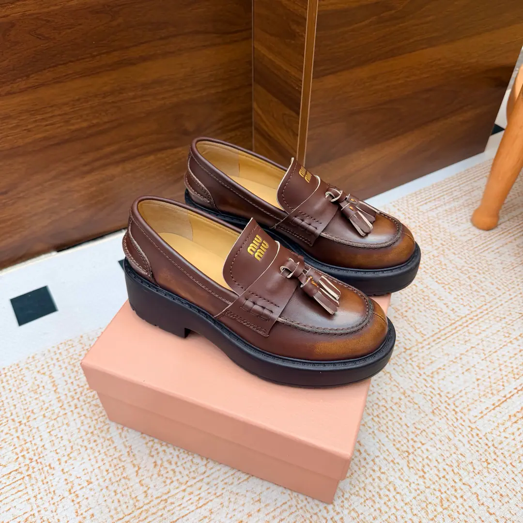 𝑀𝑖𝑢𝑀𝑖 ²⁰²² Mu. Mu. New paragraph🩰The Fancy Fashion Shoes of the Chew Bottom College. 🎀New one-shoe series.🎀miumiu ★★★★★ Paris Fashion Week's latest show., A new set of cozyness and fashion styles., Pointheads and round-head designs match different style requirements ♺ Shoe.: Open the beads. ♺ Uchi.: The original custom is in the sheep. ♺ Otsumi!: OriginalTPROtsumi! ♺ Shoes.: 35-39（34, 40, 41Custom without re-offer） ♺ The most expensive cabinet is packed.