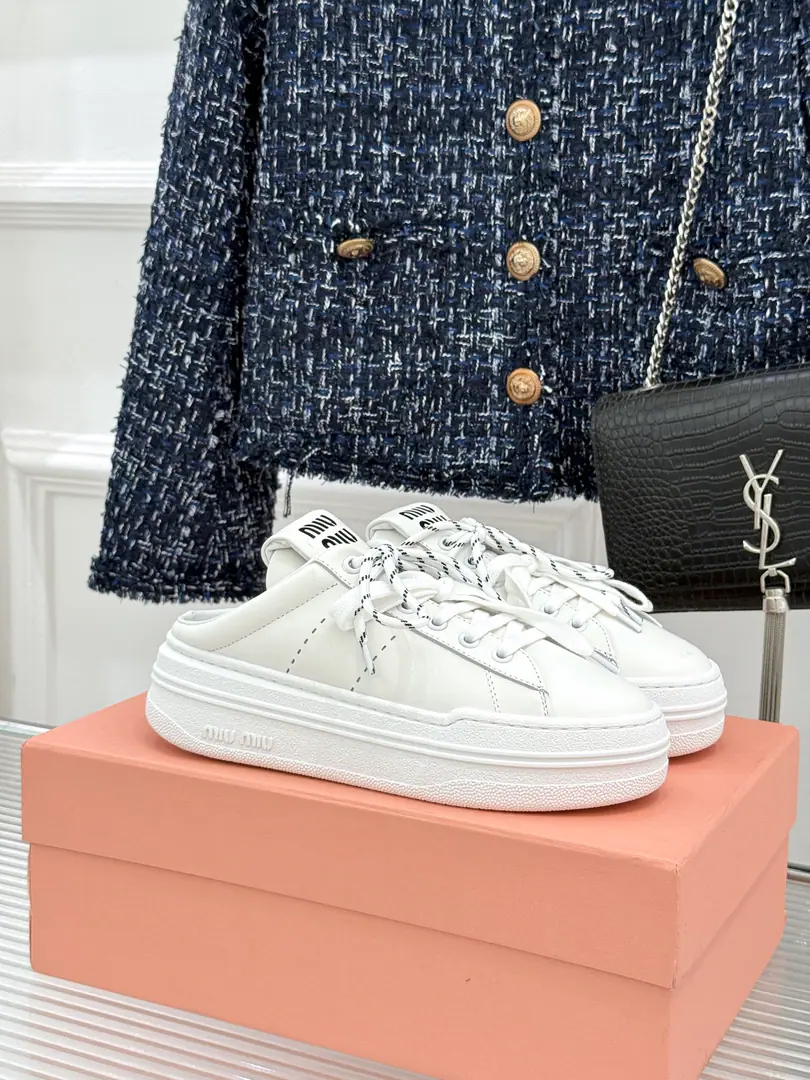 🏧𝐌𝐢𝐮𝐌𝐢𝐮New pair of pairs of shoes. The top-level thick-down leisure sport, Muller's white shoes. I'm not bored with the punching. It's nicer to have a staircase. The daily street trip is perfect. The feet are clean and clean. I'll be in the middle of a four-year contract. Facework customized leather with original The insides are all reeled. Original modeling, slide-proof floor size: 35-39（40/41Custom）