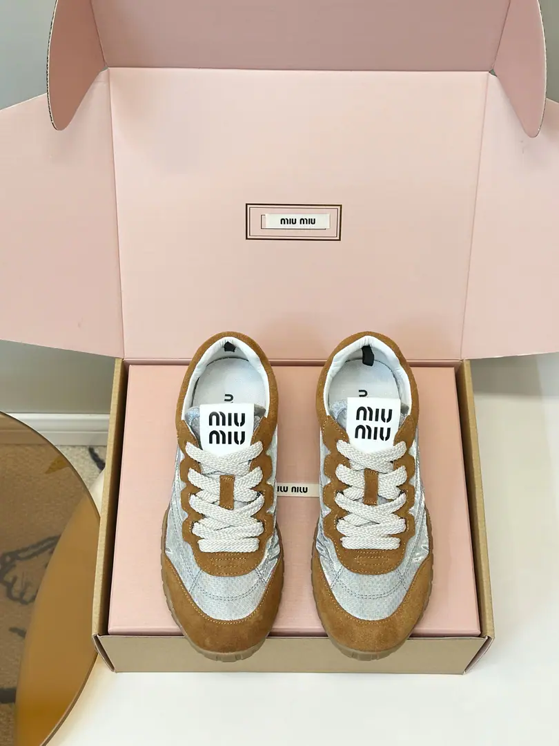 Top Version（Aircraft box set） Miu Miu 26ss Autumn show. - Yes, sir. Leisure shoes. The show process is fromMiu MiuClose-up of the series The tide elements of the new season And the concept of the love of the moment., Multiple Collision, Sending modern style~ It's a nice dress. It's a nice summer. Fabulous.: Counter-featur./Airnet veils, technology sheet. Uchi.: Lamb skin. Otsumi!: Original OpenTPURubber soles Codes: 35-40（40, 41Make a reservation.） ​