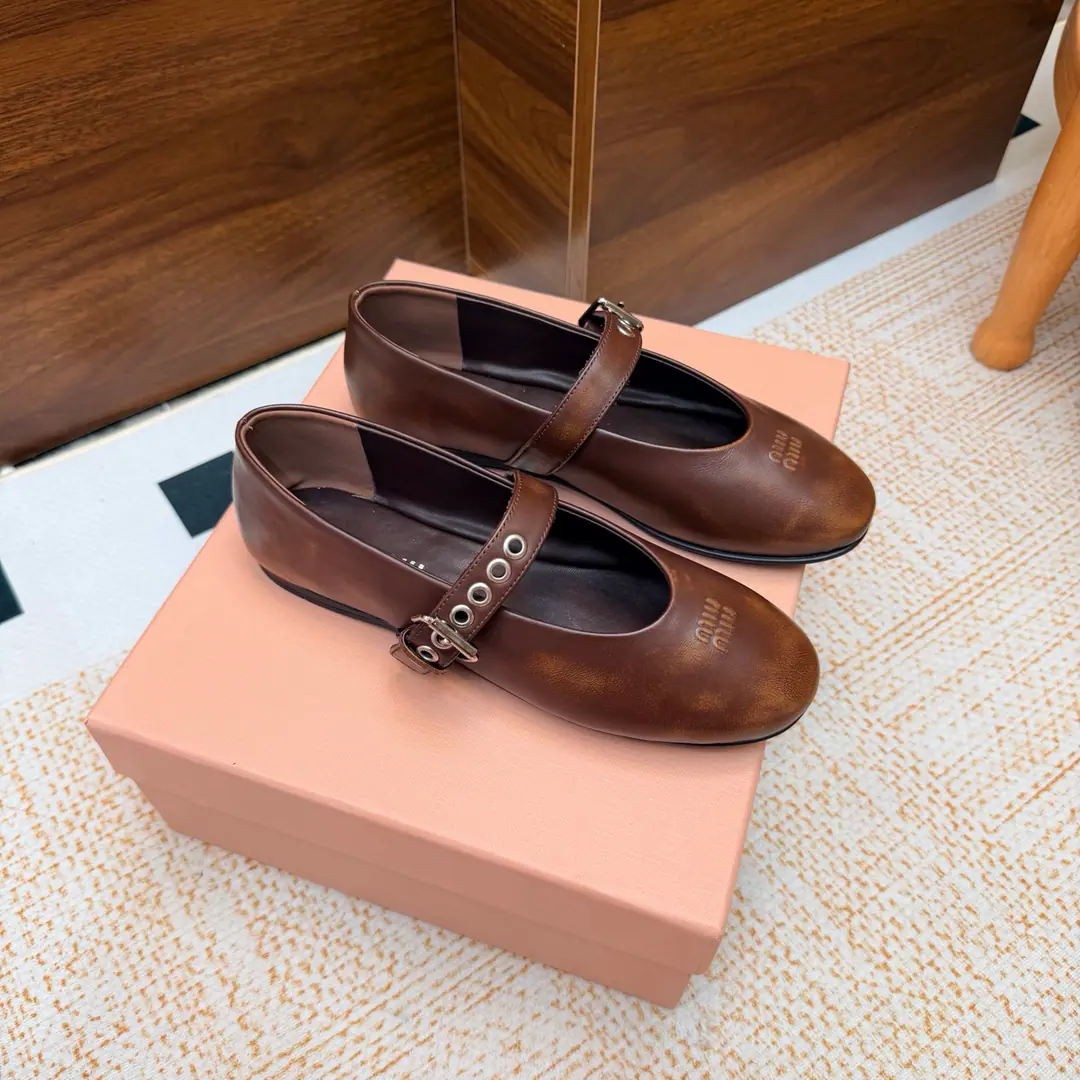 𝑀𝑖𝑢𝑀𝑖 ²⁰²² Mu. Mu. New paragraph🩰Square Ballet.🎀Mary Jane's shoe series is new.🎀miumiu ★★★★★ Paris Fashion Week's latest show., A new set of cozyness and fashion styles., Pointheads and round-head designs match different style requirements ♺ Shoe.: Skins of a colored cow. ♺ Uchi.: The original custom is in the sheep's skin. ♺ Otsumi!: Original Base ♺ Shoes.: 35-39（34, 40, 41Custom without re-offer） ♺ The most expensive cabinet is packed.