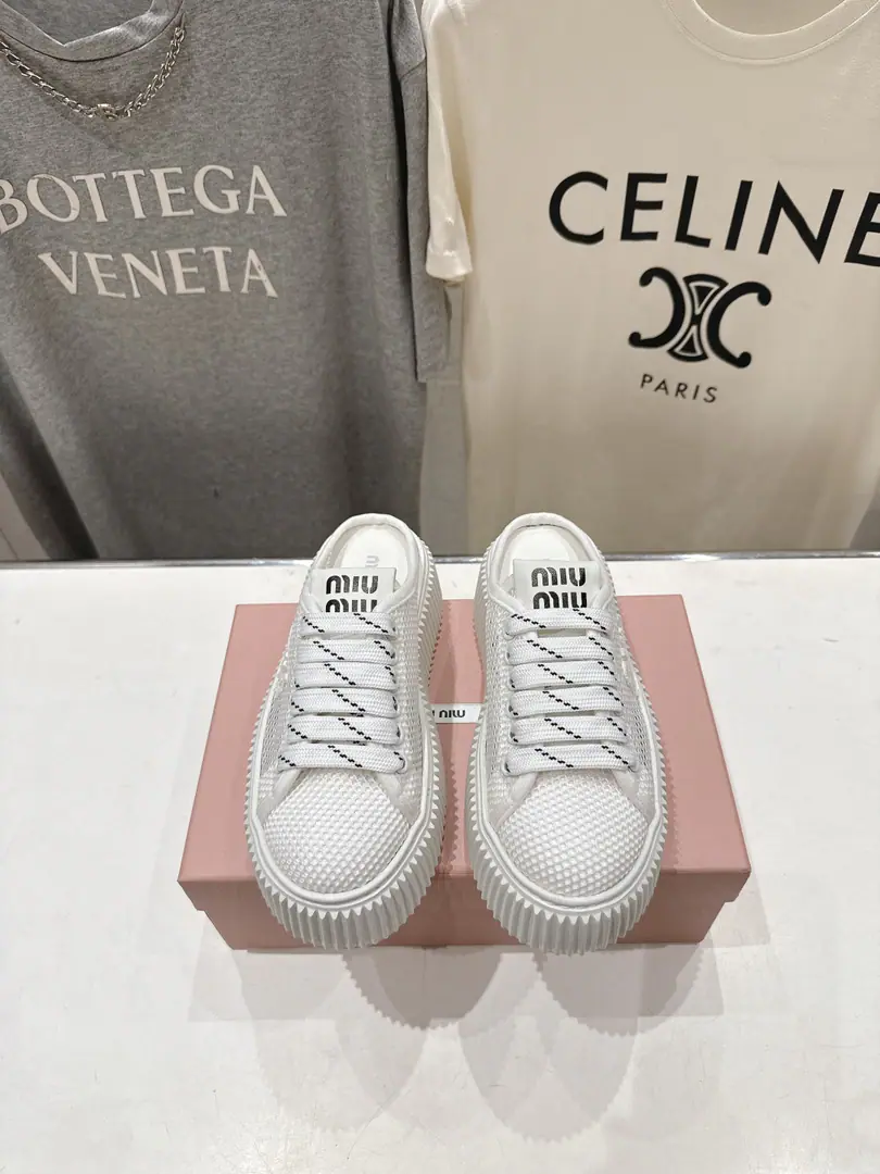 🏧𝐌𝐢𝐮𝐌𝐢𝐮New airnet sauda shoes. This is a nice American-style exercise shoe.～ You're always wearing the same thing.！ The upper foot is so nice and comfortable.💯A classic, a rare piece of talent.！ ✔Fabulous.: Import special airnet veil ✔Uchi.: Air fabric. ✔Otsumi!: Original OpenEVAIt's so light. ✔Codes: 35-40（40Make a no-refund order.）