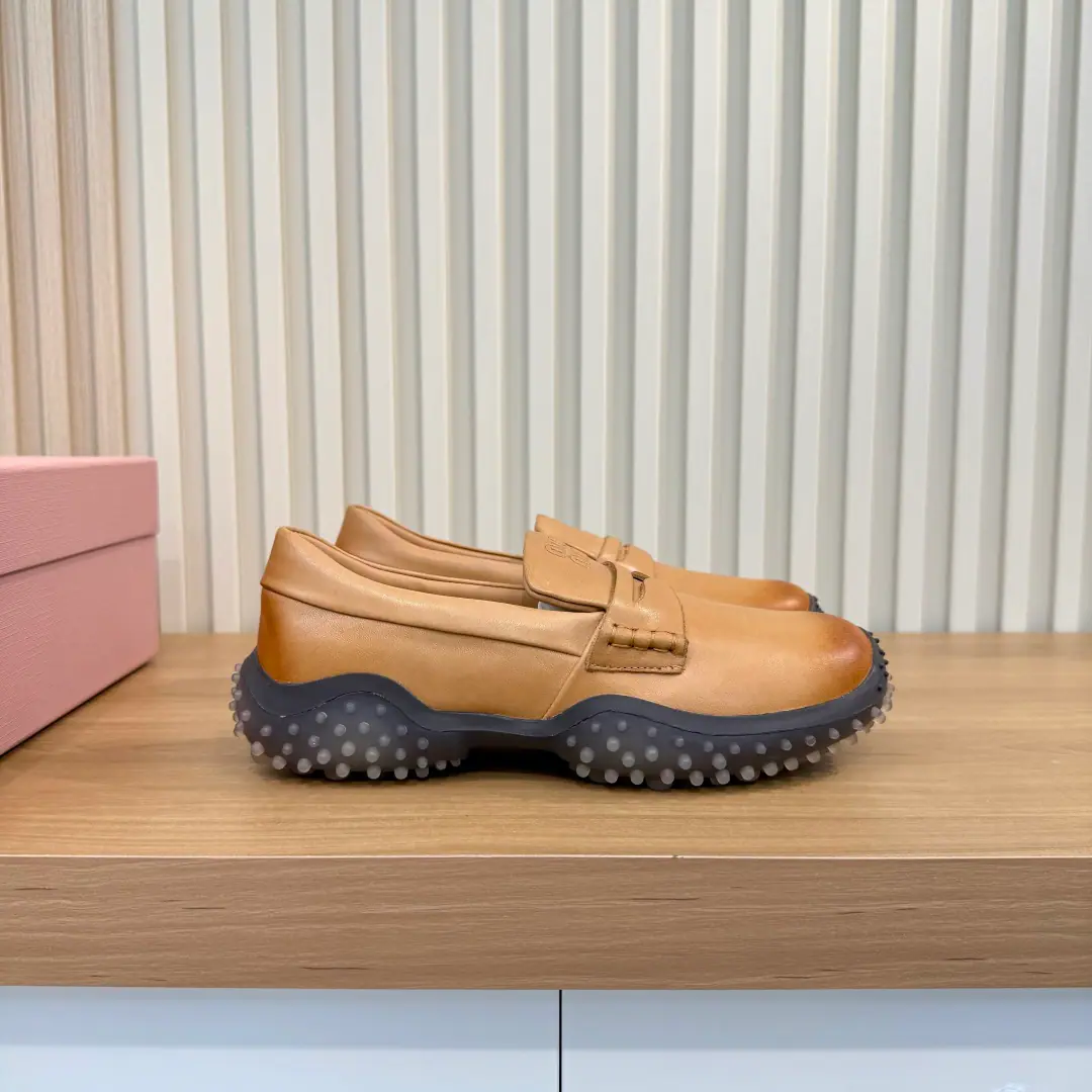 Plant price MiuMiu.Mu Mu.2026The new Autumn is a good old Queen's. Jane's design is a little bit of a stump., It's easy to wear., ♪ ♪ ♪ Skinning shoes on ♪, Press branding., The details are so patient.. Particle thick, slide-proof rubber floor., ♪ Soft feet ♪, I'm not tired of getting taller.. The regenerate process is full of fragrants.. Telecommuting, It's a good day's trip., With jeans., Half-clothed., And I'm a little bit of a stylish.. Size: 35-40（41Do it.） Full original package