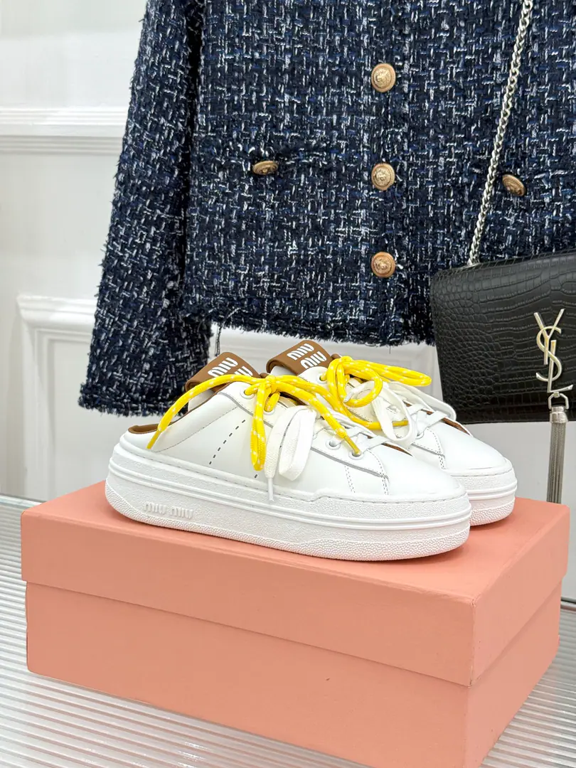 🏧𝐌𝐢𝐮𝐌𝐢𝐮New pair of pairs of shoes. The top-level thick-down leisure sport, Muller's white shoes. I'm not bored with the punching. It's nicer to have a staircase. The daily street trip is perfect. The feet are clean and clean. I'll be in the middle of a four-year contract. Facework customized leather with original The insides are all reeled. Original modeling, slide-proof floor size: 35-39（40/41Custom）