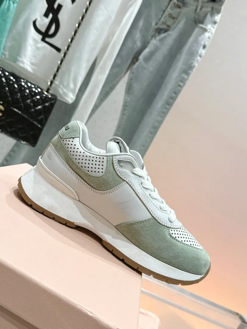 🏧𝐌𝐢𝐮𝐌𝐢𝐮Top Quality New starter.｜The old dirty little tadpoles.！ It's a good American relic with leisure and sports shoes.～ The upper foot is so nice and comfortable.💯A classic, a rare piece of talent.！ Materials and processes Imported cow flour. In silk cow skins. I'm comfortable with air. OriginalTPU♪ And the vacuum is thick ♪ Size: 35-40 [40Custom]