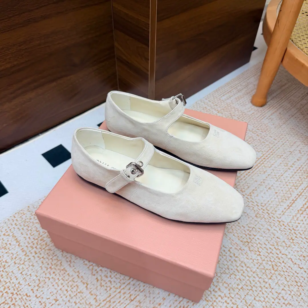 𝑀𝑖𝑢𝑀𝑖 ²⁰²² Mu. Mu. New paragraph🩰Square Ballet.🎀Mary Jane's shoe series is new.🎀miumiu ★★★★★ Paris Fashion Week's latest show., A new set of cozyness and fashion styles., Pointheads and round-head designs match different style requirements ♺ Shoe.: Cows are counter-feat. ♺ Uchi.: The original custom is in the sheep's skin. ♺ Otsumi!: Original Base ♺ Shoes.: 35-39（34, 40, 41Custom without re-offer） ♺ The most expensive cabinet is packed.
