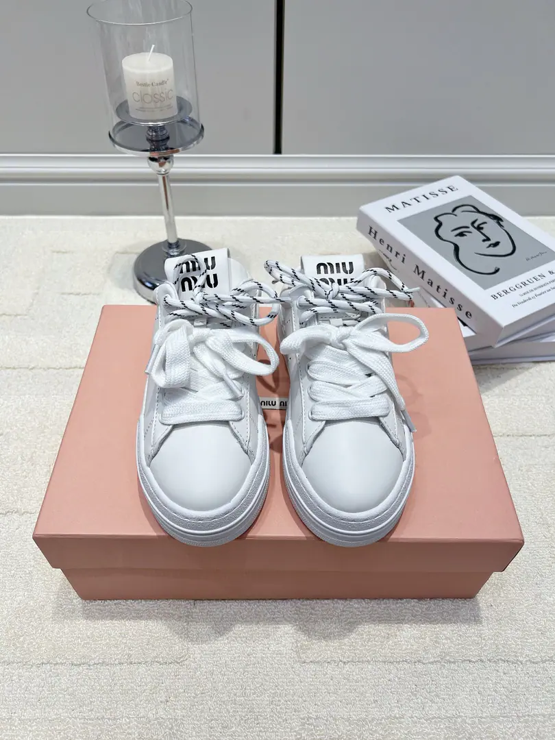 T MIU MIU Mu Mu pairs of shoes with thick white shoes.26ss The girl's heart ceiling. miumiuYou know girls too well with thick, white shoes. The classic white leather is clean and clean., The sole pair of shoe belts is a very careful device. Shoe tongue.logoI'm not sure if I can get a full recognition., The thickest and the thickest and the modifier of the legs. A little stylish on the upper foot., ♪ Sweetness and auras are all over ♪ With a hundred skirts., Tsk., A suit., The knittings are perfect. Date, Telecommuting, Take a picture of the trip., ♪ And a gentle young lady will be squeezed ♪ ▪Shoe.: Head-decked cow skin. ▪Foot.: In the sheep's skin. ▪Otsumi!: Rubber thick bottom ▪Codes35-39（40I'll make sure I don't change it.）