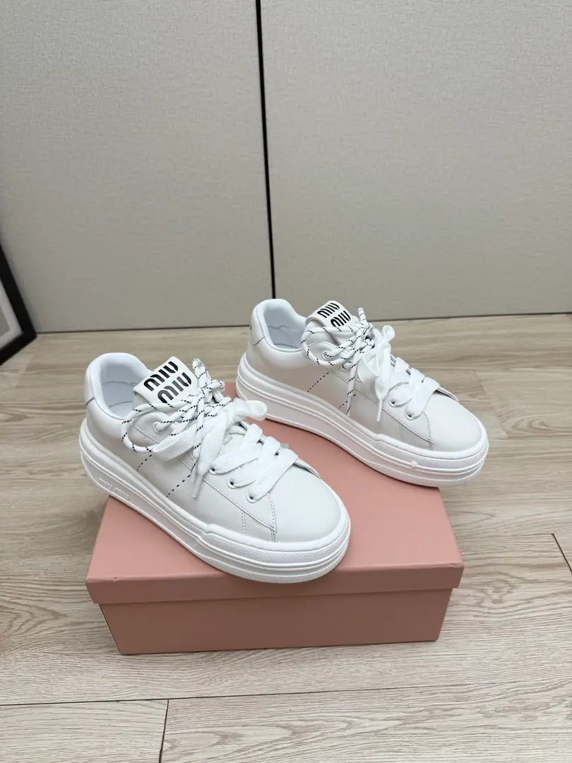 Get out of the factory.（High Version） MiuMiu Mu Mu. 26/ A new recreational shoe in the morning and autumn. White shoes. The whole new colored colored color line is a hot pair of white shoes. A certain amount of money.～Jane's Advanced It's very comfortable with your feet., Income required for the year！The latest show, a painting of the international and foreign bloggers., Little Red Book Herb Grower Series, The old man blew up a simple sports shoe design with his stylish feet., Very recognizable shoe tongue., ♪ Make the Buddha's sweet and leisure wind ♪~~You can't go to the footyard without matching.！ ✔️Shoe.: Bullskins. ✔️Uchi.: Lamb skin. ✔️Otsumi!: TPuOtsumi! ✔️Size: 35-40（40Do it.）
