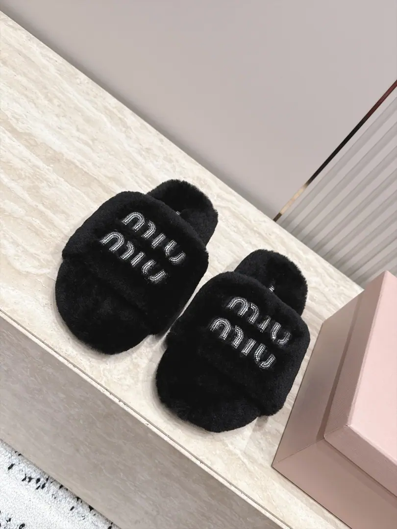 miumiu New fur slippers.！ This is so cute.～ ♪ Soft and fluffy hair ♪, It's warm and warm.! I'm gonna raise my legs.! Autumn and winter with socks and lazy. The upper feet are really nice and fashionable.!It's so beautiful.! wool., ♪ My hands are so delicate and so soft and smooth ♪ Original model rubber bottom Size: 35-39（40/41Custom）