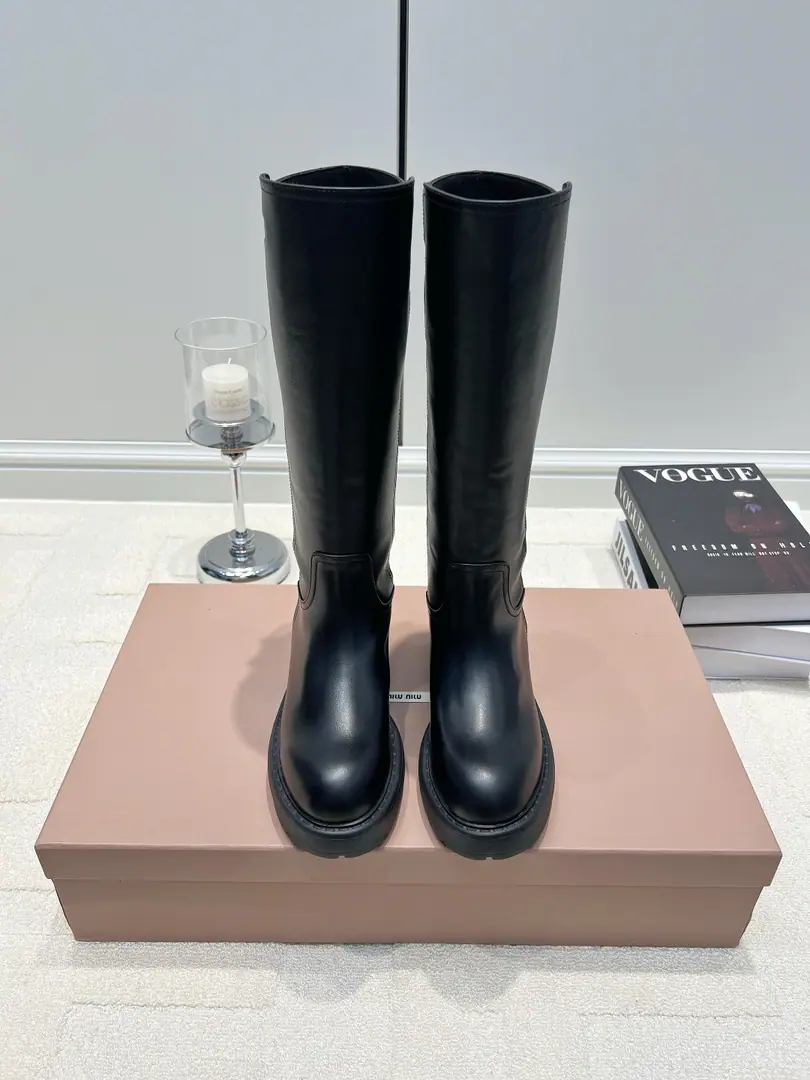 G Miu Miu Black, thick, high-light knight boots.26ss The black straight-barrel knight boots just needed in the fall and winter shoe cabinet. ♪ Full of light black cow skins ♪, The layout is straight., Minor details of the back metal buttons, No extra plethora of designs., ♪ The high-level senses are full ♪. The dark design is increasing quietly., Roundheads with feet, Boots. Modified legs., Weak calf muscles., Slender legs.. ▪Shoe.: Head-decked cow skin. ▪Foot.: A sheep's shoes. ▪Otsumi!: Rubber thick bottom ▪Codes: 35-41