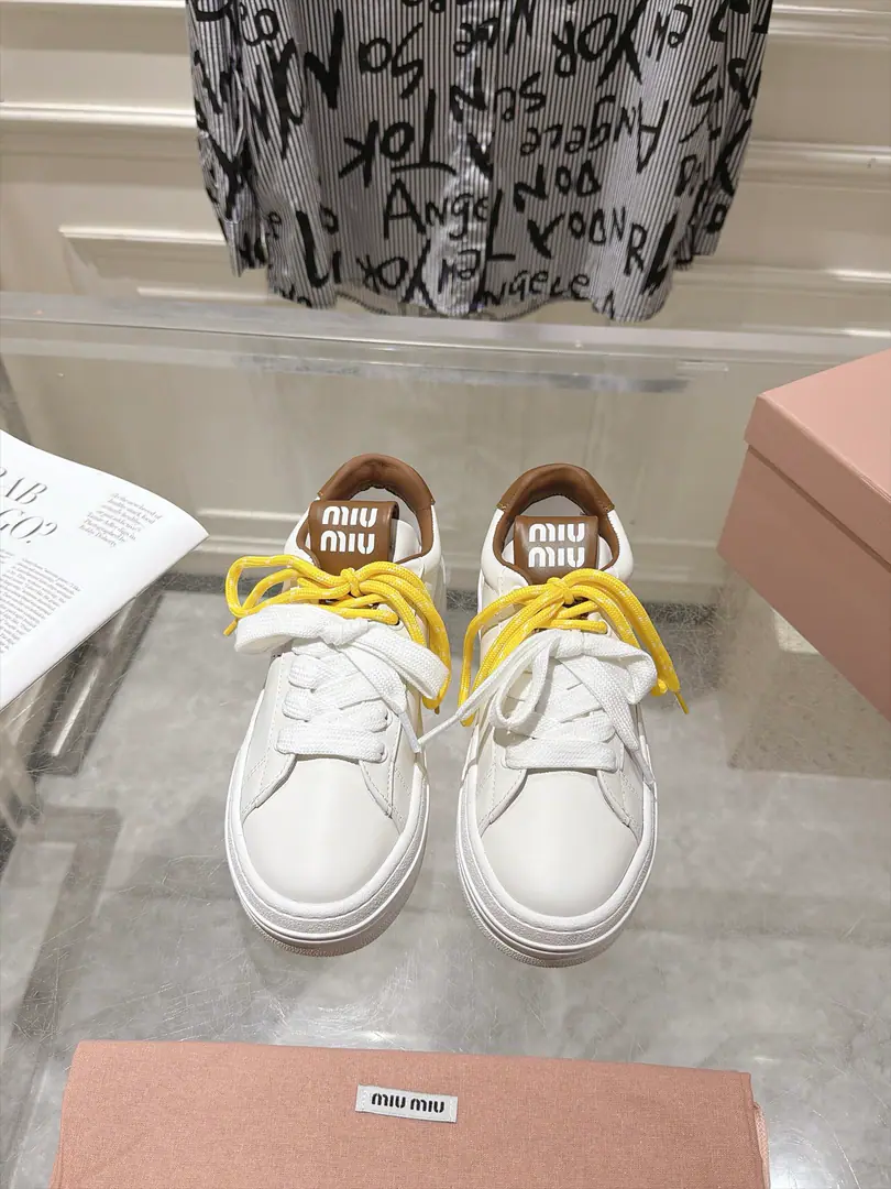 MiuMiu 26/A new recreational shoe in the morning and autumn. White shoes. Jane's Advanced It's very comfortable with your feet., Income required for the year！The latest show, a painting of the international and foreign bloggers., Little Red Book Herb Grower Series, The old man blew up a simple sports shoe design with his stylish feet., Very recognizable shoe tongue., ♪ Make the Buddha's sweet and leisure wind ♪~~You can't go to the footyard without matching.！ ①Shoe.: Bullskins. ②Uchi.: Lamb skin. ③Otsumi!: TPuOtsumi! Size: 35-40（40Do it.）