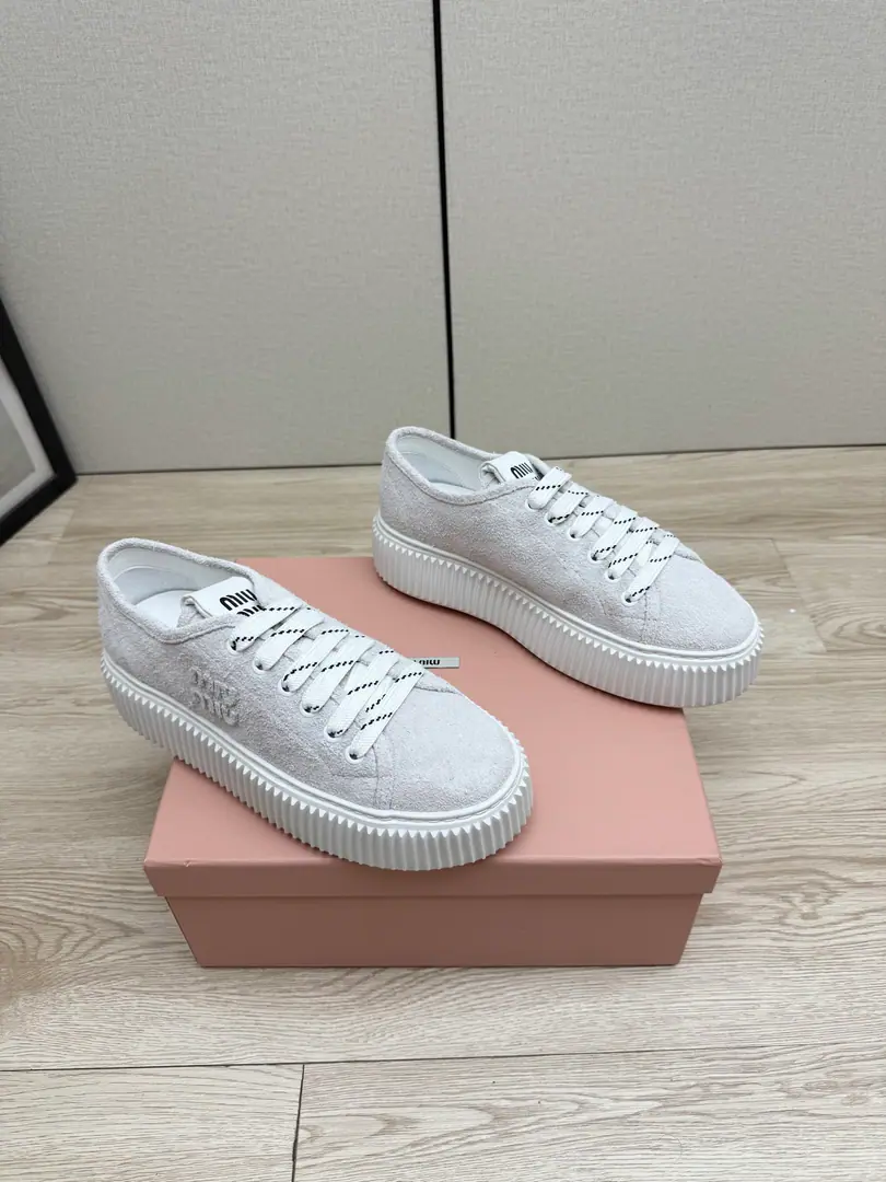 - The fabric. Counter-featur.+20 Miu Miu 26/The new old-fashioned, thick, white-ass crackers. Low profile luxury..The whole shoe is so light., No foot-scrambling., The style is really simple and pretty., The longer you look at it, the more you see it, the more you see it.! How can we lose a pair of tarpaulin-cooked shoes on our feet this summer?! ✔️Fabulous.: Cows are counter-feat./The canvas. ✔️Uchi.: Piri. ✔️Otsumi!: Slipperproof grinding.EVAOtsumi! ✔️Size: 35-40（40I'll make sure I don't change it.）