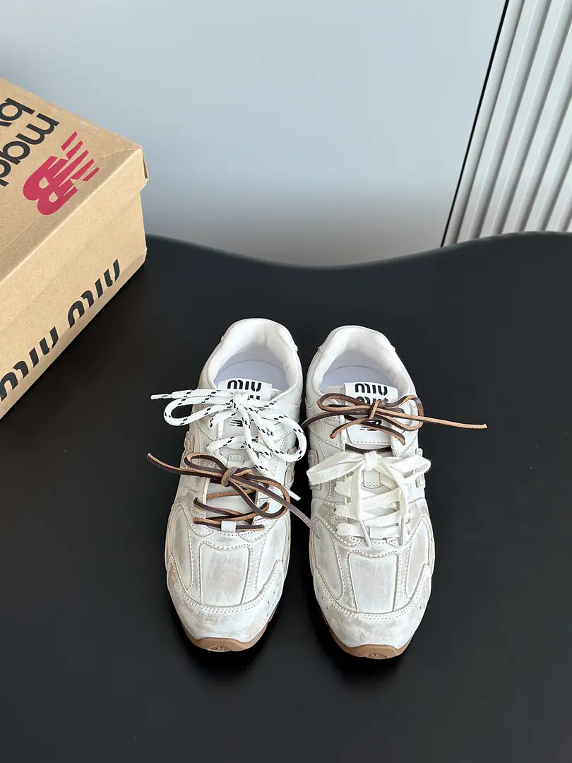 Batch #Couple money. Top Version MIU MIU✖️NEW BALANCE Mu-mu, New Baron.ss24Spring and summer series. Couples' sneakers. Original procurement development Make the goods. Quality upgrade🆚 The original camera is taking a live picture.📷 ❤️The internet blew this one off.！Super🔥You've got it all back in your head. 2024I'll see you in spring and summer.！We'll go to the Green.！ Show current elements of the new season in a pair of shoelaces style-Appropriate“Dirt”It's a fashionable attitude that comes with sex.,Laundry, Rust, The mark of the skin and the leather., Exaggeratingly expressing the passage of time., ♪ To pass on the concepts that used and loved at this moment ♪, Multiple Collision, Sending modern style！ Shoe.:Skins of a colored cow. Shoe belt.:Shoe belt design A spare shoelace. Otsumi!:Original version to open size:Women35-40Men39-45（Women40Men45Freeze!）