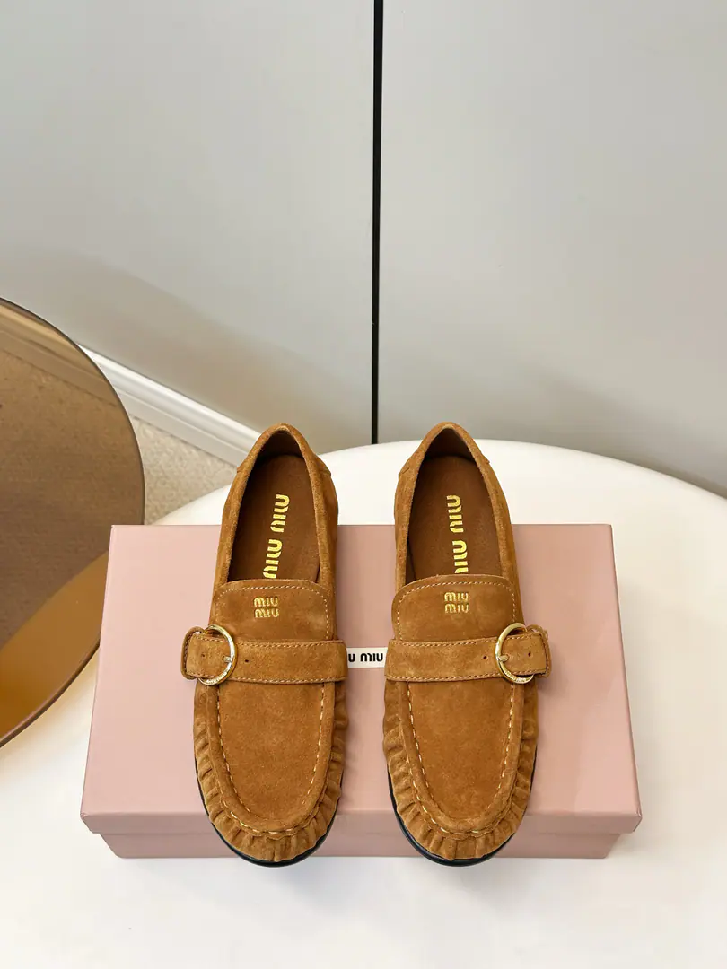Miu Miu 2026Autumn and winter, new wrinkled wrinkled shoes. The classic school wind., Metal circle button+Shoes wrinkled design, The old days are full of lazyness., The stars are all red., It's a lot of fashion., You can fit your pants in a dress., I'm not sure I'm gonna be able to get a good time off.. Shoe.: Bullskins./Fought. Uchi.: Lamb skin. Rubber slides over the top. Codes: 35-40（40.41Make a reservation.）