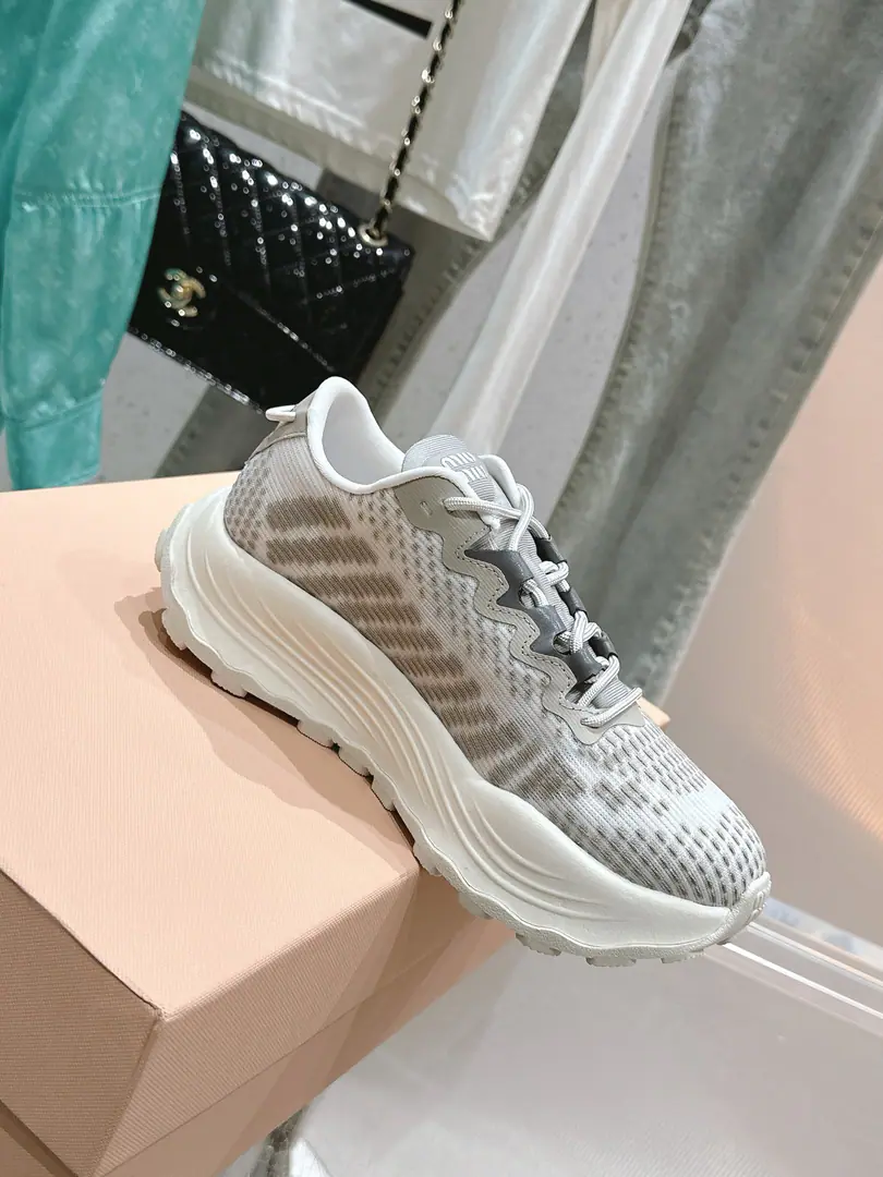 🏧𝐌𝐢𝐮𝐌𝐢𝐮Top Quality New starter.｜♪ Wearing the thick, weaving the thick ♪ Leisure sports shoes It's a good American relic with leisure and sports shoes.～ The upper foot is so nice and comfortable.💯A classic, a rare piece of talent.！ Materials and processes Importing ballistic fabric. It's a nice airnet. OriginalTPUA vacuum is soft and thick. Size: 35-40 [40Custom]