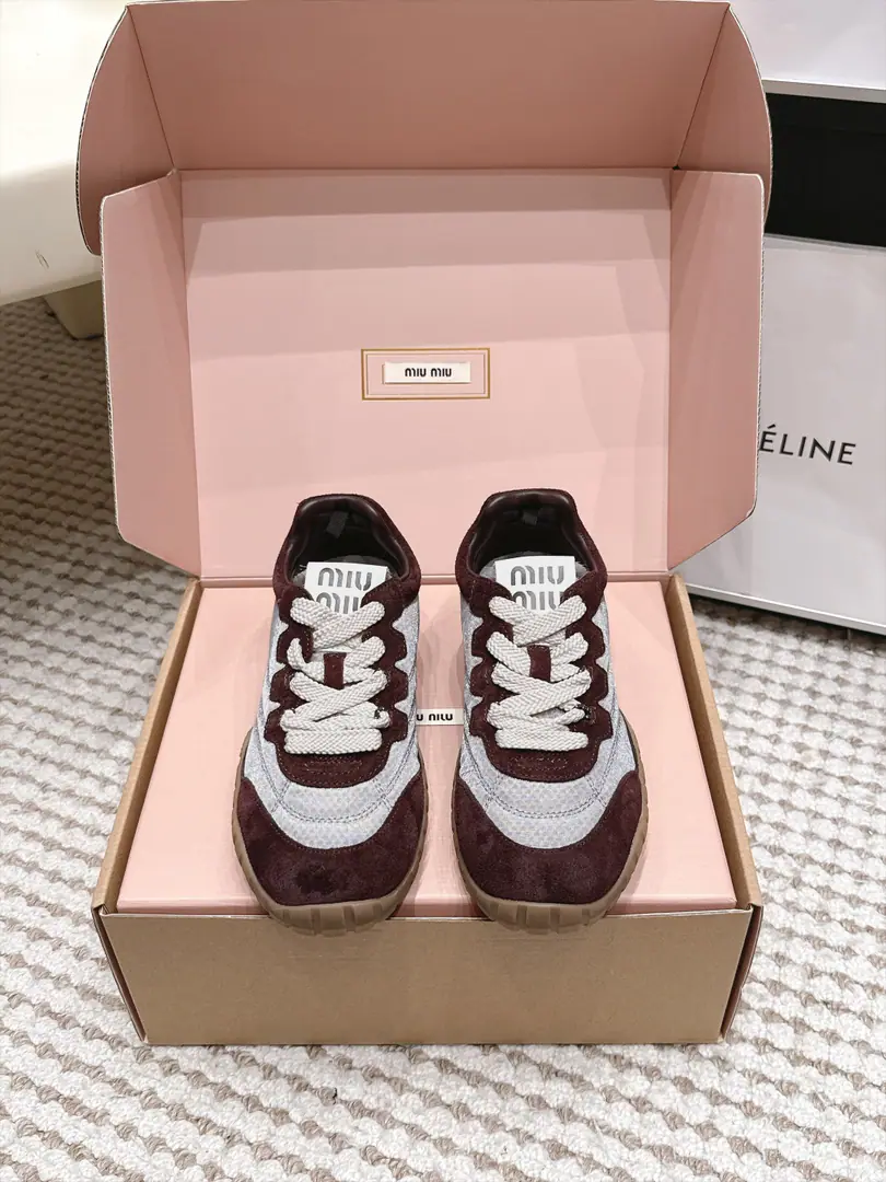Requisition level MiuMiu 26/ Autumn New Biscuit shoes. Agan's shoes, leisure sports shoes. miumiuThe latest blast. The bold design of the front guard., Miu MiuThe style is a simple line of the thick, bottom-drawn sneakers. Don't put the logo on your tongue and back., A little retrofit., Add markers！A modern style of thick-design definition Fabulous.: Custom fabric/Cows are counter-feat. Uchi.: Import soft sheep skin Otsumi!: - Open the slide-proof rubber floor. Size: 35-40（40Do it.）
