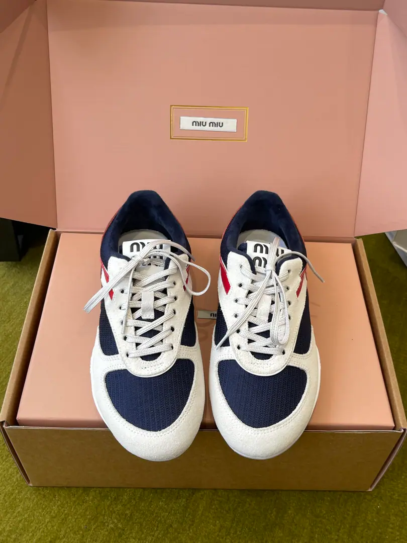 MiuMiu Mu Mu. 26ssNew paragraph - Tetsu. Leisure sports shoes The show process is fromMiu MiuClose-up of the series The new season's current element and the concept of the love of the moment. Multiple Collision Sending modern style~ It's not very nice to wear it. The upper feet are so comfortable. Fashion cow skin./Nebula Inside, you can get a fuzzy. Rubber Bottom Codes: 35-40（40I'll make sure I don't change it.）
