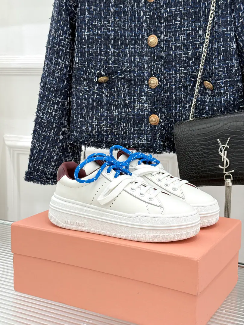 🏧𝐌𝐢𝐮𝐌𝐢𝐮New pair of pairs of shoes. The top-level thick-down leisure sport, Muller's white shoes. I'm not bored with the punching. It's nicer to have a staircase. The daily street trip is perfect. The feet are clean and clean. I'll be in the middle of a four-year contract. Facework customized leather with original The insides are all reeled. Original modeling, slide-proof floor size: 35-39（40/41Custom）