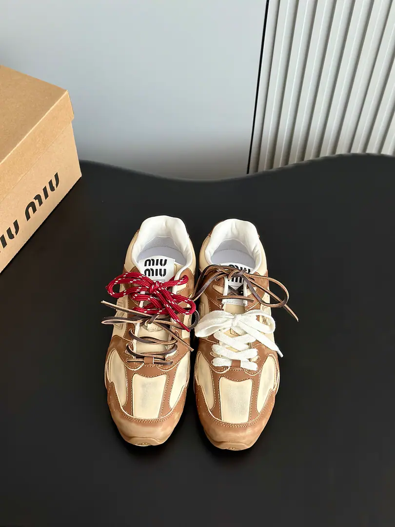 Batch Miumi* ✖️new Balanc* Joint couple sneakers. Happy shoes from Meadard are old and colored. Shoes with a pair of corny, leather., In the cow's skin., Self-module skating rubber grinding base The shoelaces were designed with three pairs of shoelaces per shoe, which are more popular recently. Female size35-39（40Make a no-refund order.） Men's size.39-44