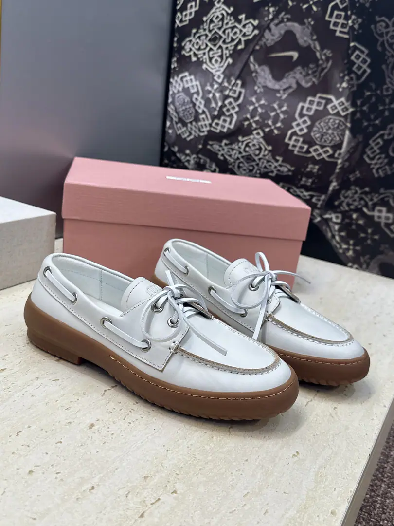 Plant prices Miumiu 2026Spring and summer, the new butterfly, the girl's shoes. Mu Mu LetterslogoThe flat-lined system has a round head and a single shoe. Material:I'll import a cow's skin on my shoe./Import sheep, skin.+In the skin of the sheep.+Original modeling slides over base Size:35-41(40.41Custom without re-offer）