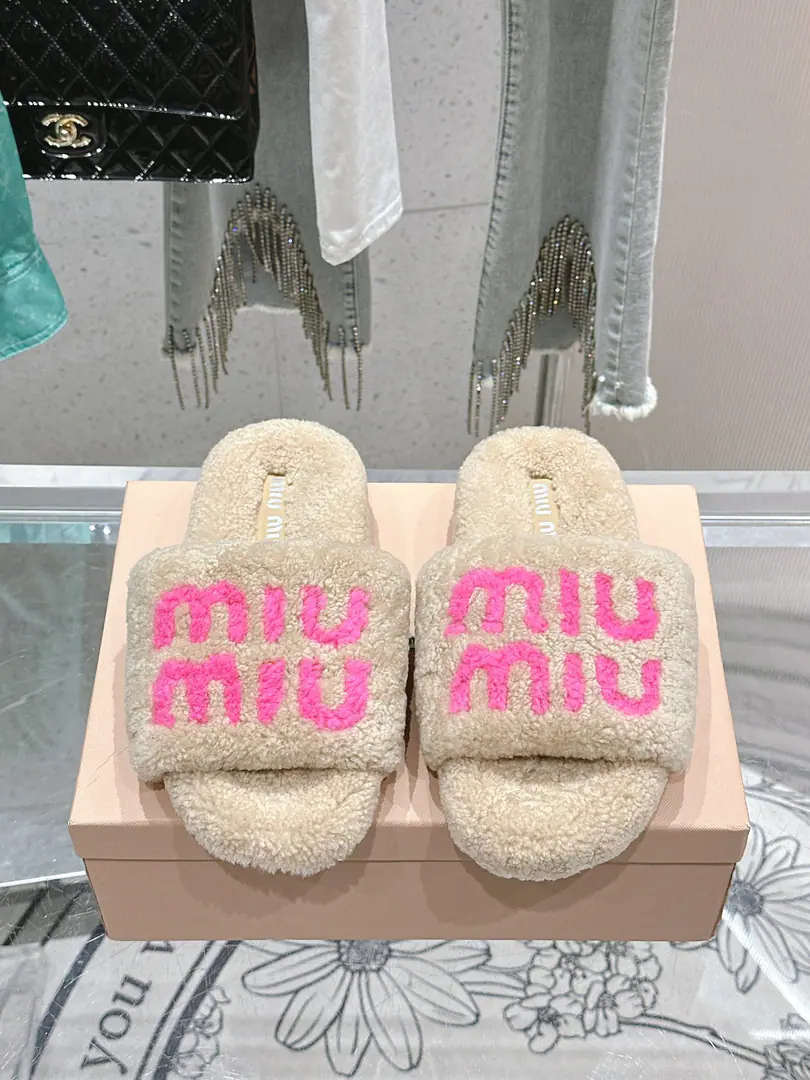 🏧𝐌𝐢𝐮𝐌𝐢𝐮The classic autumn and winter letters, hairy slippers. It's a big one.！ It's a symbol of taste, both at home and in the outer dress.！ Autumn with socks. That's just too much.. Importing real Australian wool. Original Slide-FreetpuOtsumi! Codes35-41 [40.41Do it.]