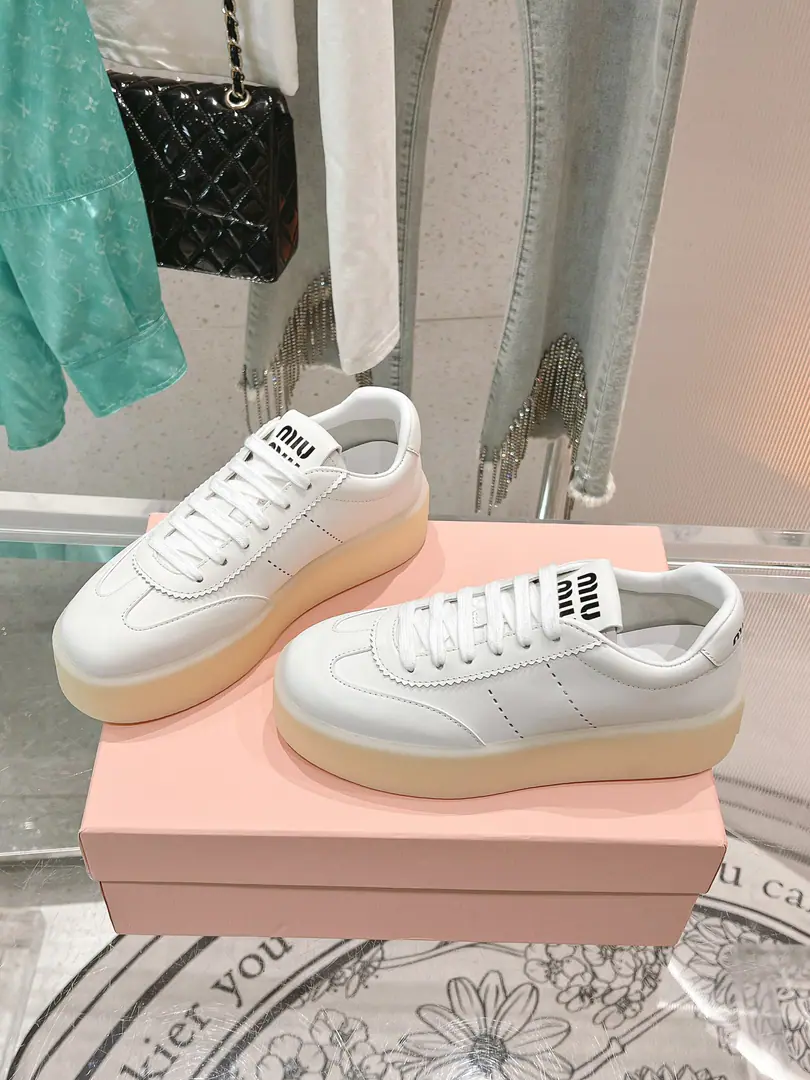 🏧𝐌𝐢𝐮𝐌𝐢𝐮Top Quality New starter.｜The old dirty little tadpoles.！ It's a good American relic with leisure and sports shoes.～ The upper foot is so nice and comfortable.💯A classic, a rare piece of talent.！ Materials and processes Imported cow flour. In silk cow skins. I'm comfortable with air. OriginalTPU♪ And the vacuum is thick ♪ Size: 35-40 [40Custom]