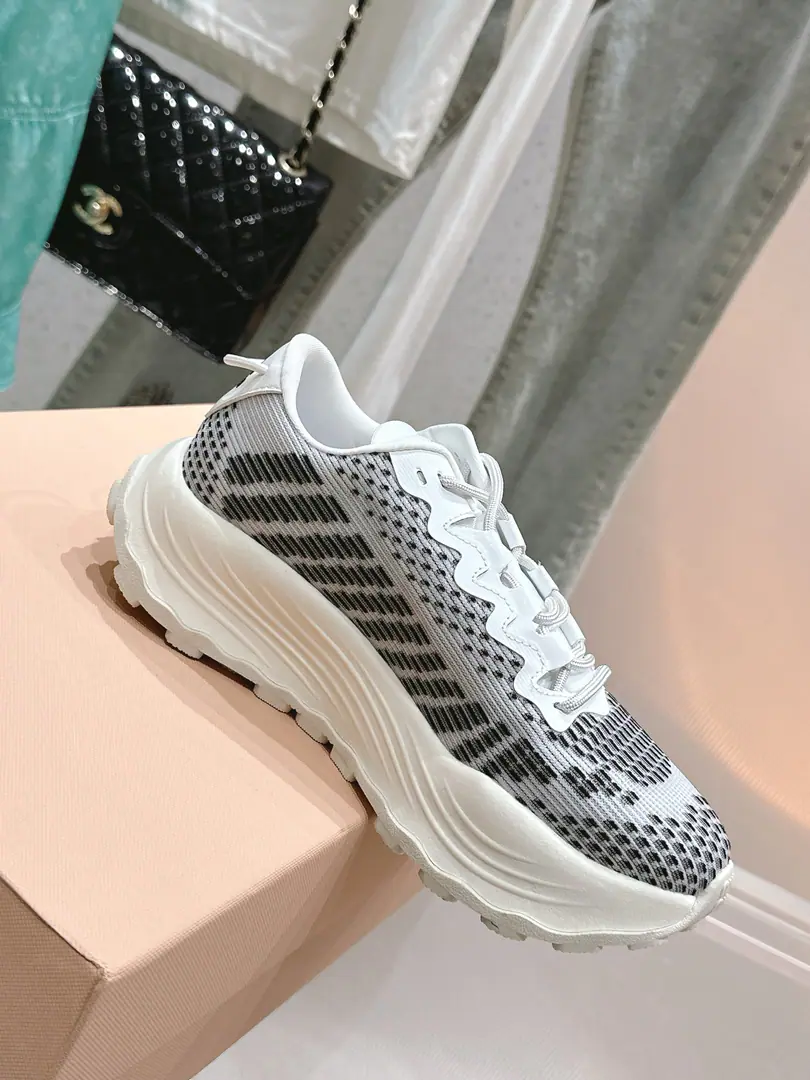 🏧𝐌𝐢𝐮𝐌𝐢𝐮Top Quality New starter.｜♪ Wearing the thick, weaving the thick ♪ Leisure sports shoes It's a good American relic with leisure and sports shoes.～ The upper foot is so nice and comfortable.💯A classic, a rare piece of talent.！ Materials and processes Importing ballistic fabric. It's a nice airnet. OriginalTPUA vacuum is soft and thick. Size: 35-40 [40Custom]