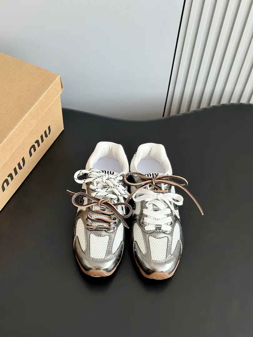 Batch Miumi* ✖️new Balanc* Joint couple sneakers. Happy shoes from Meadard are old and colored. Shoes with a pair of corny, leather., In the cow's skin., Self-module skating rubber grinding base The shoelaces were designed with three pairs of shoelaces per shoe, which are more popular recently. Female size35-39（40Make a no-refund order.） Men's size.39-44