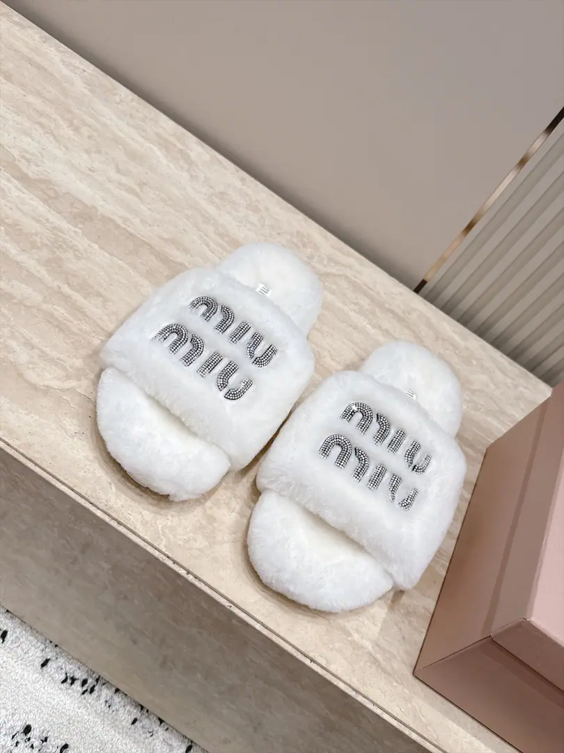 miumiu New fur slippers.！ This is so cute.～ ♪ Soft and fluffy hair ♪, It's warm and warm.! I'm gonna raise my legs.! Autumn and winter with socks and lazy. The upper feet are really nice and fashionable.!It's so beautiful.! wool., ♪ My hands are so delicate and so soft and smooth ♪ Original model rubber bottom Size: 35-39（40/41Custom）