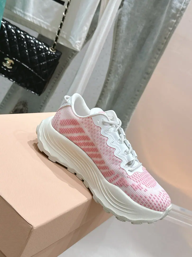 🏧𝐌𝐢𝐮𝐌𝐢𝐮Top Quality New starter.｜♪ Wearing the thick, weaving the thick ♪ Leisure sports shoes It's a good American relic with leisure and sports shoes.～ The upper foot is so nice and comfortable.💯A classic, a rare piece of talent.！ Materials and processes Importing ballistic fabric. It's a nice airnet. OriginalTPUA vacuum is soft and thick. Size: 35-40 [40Custom]
