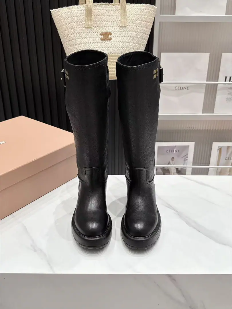 High Version Out MiuMiu/Mu Mu. 26ssAutumn·It's a big show.·Bunk-deep-dip-dip boots. He's on the cover of the major fashion magazines.·All the stars., The Red Book owner uses it., Your feet are a bit more amazing., I'll never regret it.·It's still sweet and salty. Very convenient.～A really comfortable boot. （ZPDevelopment, Custom Materials） ✔Shoe.: Customize imported cattle skins ✔Uchi.: Customize cattle skin ✔Shoes under the sole.: zpModelling for smoothing rubber. ✔Codes: 35-40 (40I'll make sure it's not changed.) （Full𝗭𝗣Packaging）