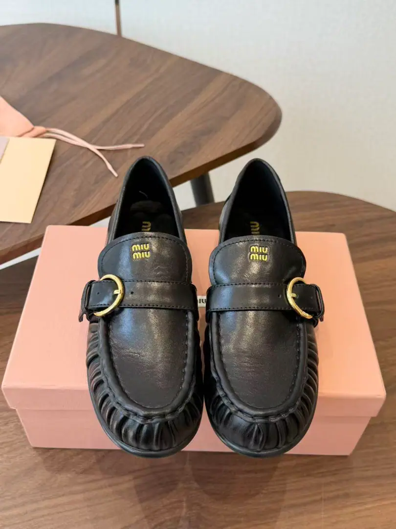 Miu Miu26ssThe new old old heel LeFoo shoes. I'm a little bit of a little bit of a vibe., Swingy and moist feet., The shoe mouth is wrinkled and the edges are perfect., Metal round button nod to improve the quality, A simple, foot-set, generous set.. It fits in a variety of styles., With suit and suit., The mood is full with the ancient half-skirt., A lot of things can be done by commuting and dating.. Shoe.: Bullskins./Cows are counter-feat. Uchi.: Lamb skin. Otsumi!: Rubber Bottom size: 35-40Code（40Code custom is not to be changed）