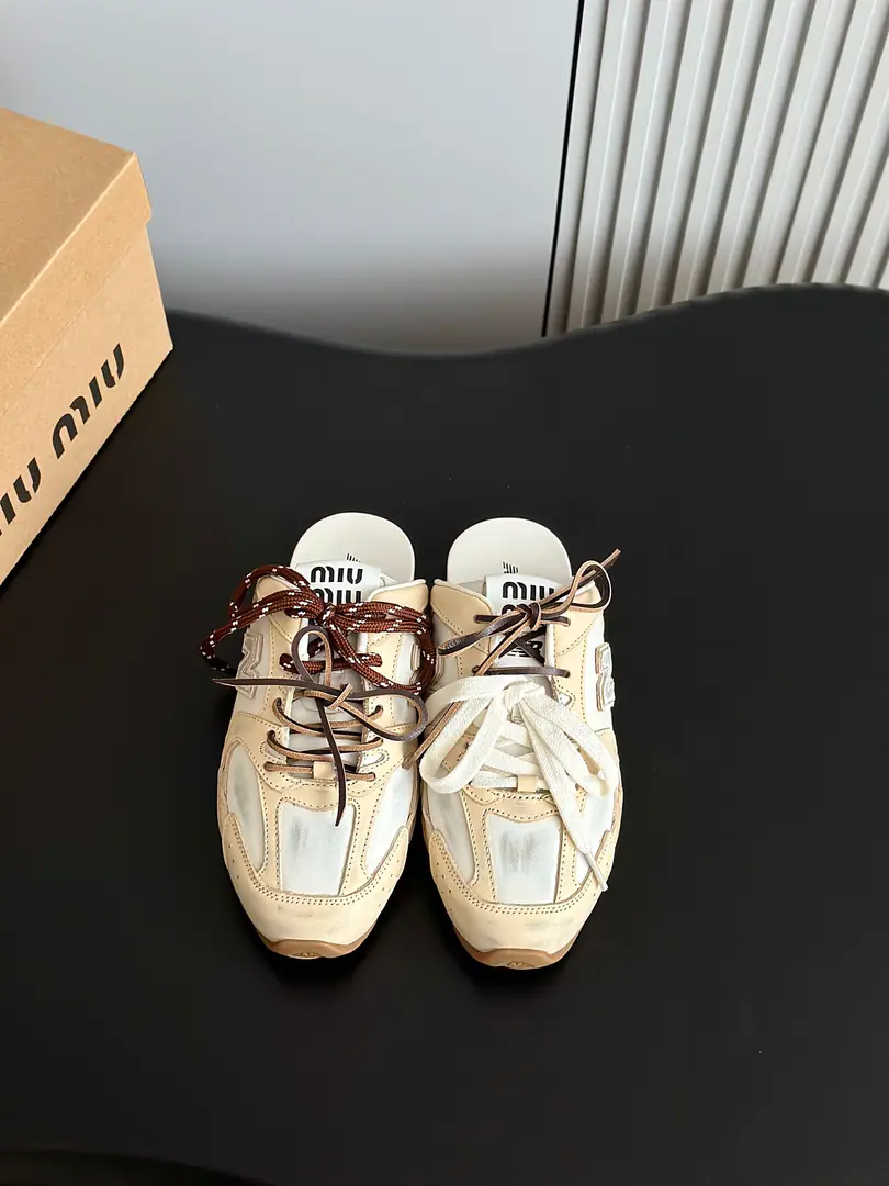 Batch Miumi* ✖️new Balanc* Joint couple sneakers. Happy shoes from Meadard are old and colored. Shoes with a pair of corny, leather., In the cow's skin., Self-module skating rubber grinding base The shoelaces were designed with three pairs of shoelaces per shoe, which are more popular recently. Female size35-39（40Make a no-refund order.） Men's size.39-44