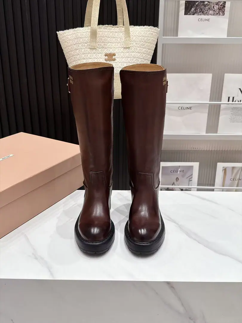 High Version Out MiuMiu/Mu Mu. 26ssAutumn·It's a big show.·Bunk-deep-dip-dip boots. He's on the cover of the major fashion magazines.·All the stars., The Red Book owner uses it., Your feet are a bit more amazing., I'll never regret it.·It's still sweet and salty. Very convenient.～A really comfortable boot. （ZPDevelopment, Custom Materials） ✔Shoe.: Customize imported cattle skins ✔Uchi.: Customize cattle skin ✔Shoes under the sole.: zpModelling for smoothing rubber. ✔Codes: 35-40 (40I'll make sure it's not changed.) （Full𝗭𝗣Packaging）