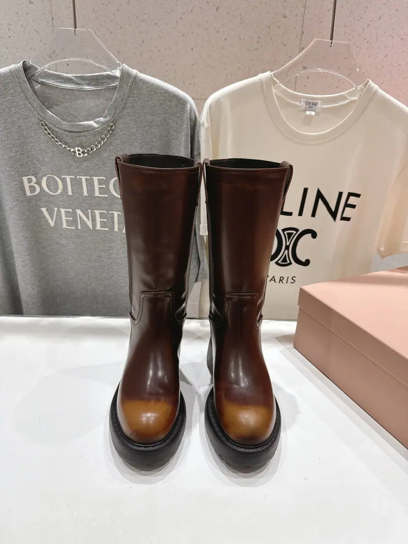High Version Out MiuMiu/Mu Mu.F 26ssAutumn·It's a big show.·- Sliding-proof-mid-stamp Martin boots. He's on the cover of the major fashion magazines.·All the stars., The Red Book owner uses it., Your feet are a bit more amazing., I'll never regret it.·It's still sweet and salty. Very convenient.～A really comfortable boot. （ZPDevelopment, Custom Materials） ✔Shoe.: Customize imported head-deck skin ✔Uchi.: Customize the insides of cattle ✔Shoes under the sole.: zpModelling for smoothing rubber. ✔Codes: 35-39 (40.41I'll make sure it's not changed.) （Full𝗭𝗣Packaging）