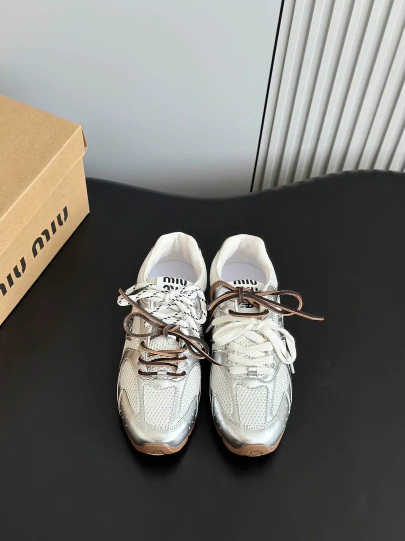 Batch Miumi* ✖️new Balanc* Joint couple sneakers. Happy shoes from Meadard are old and colored. Shoes with a pair of corny, leather., In the cow's skin., Self-module skating rubber grinding base The shoelaces were designed with three pairs of shoelaces per shoe, which are more popular recently. Female size35-39（40Make a no-refund order.） Men's size.39-44