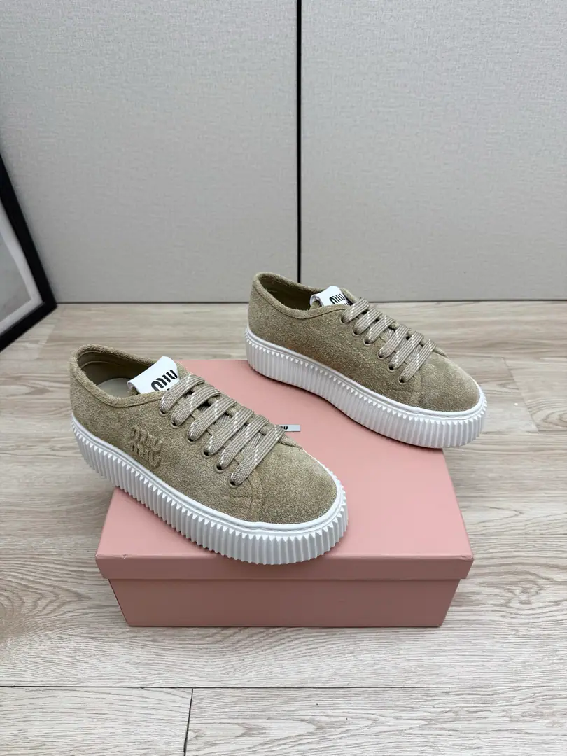 - The fabric. Counter-featur.+20 Miu Miu 26/The new old-fashioned, thick, white-ass crackers. Low profile luxury..The whole shoe is so light., No foot-scrambling., The style is really simple and pretty., The longer you look at it, the more you see it, the more you see it.! How can we lose a pair of tarpaulin-cooked shoes on our feet this summer?! ✔️Fabulous.: Cows are counter-feat./The canvas. ✔️Uchi.: Piri. ✔️Otsumi!: Slipperproof grinding.EVAOtsumi! ✔️Size: 35-40（40I'll make sure I don't change it.）