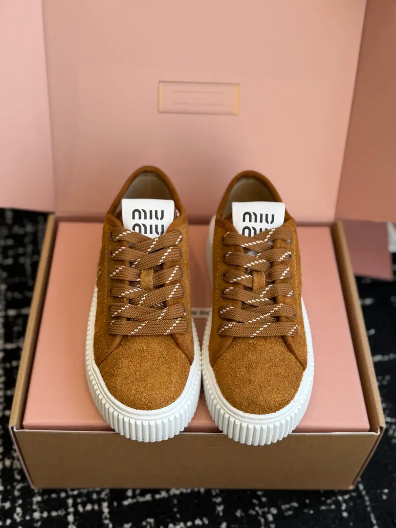 Requisition level Miu Mi* 26ss Spring and summer, fresh biscuits, and leisure shoes. The lazy man with a sense of self-impressiveness has come to the tablet.！Designed with a nice strap., It's a combination of a logo cookie thick., The lines are simple and self-evident., The alphabet of the shoe tongue adds a memory point., Jane is not lost in the sense of precision.. It's a match for a great player., I don't care about the daily days of the day., A lazy dress., Or a broad-legged pair of pants., It's easy to fit in., It's easy to wear casual and fashionable everyday feelings., No matter what., - A commute or a short trip?, - Yeah.holdLives in all kinds of scenes.. Shoe.: Counter-featur. Uchi.: Bri. Otsumi!: TPUOtsumi! He's tall.: 4.5cm size: 35-40Code（40Code custom is not to be changed）