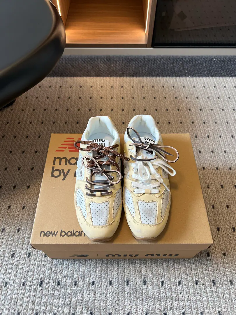Miu Mi* x New Balanc*26ssA new co-loose sneakers in the morning and autumn. I'm not sure I'm sure I'm going to be able to get a better look at this., ♪ Soft and shoes in the foot ♪, The old coloring process has its own taste., The mesh is a rich layer of leather., The pair of shoelaces were designed to be well-known.. The multicolour system fits multiple wear styles., With broad legs and loose pants., It's a nice mix of half-skins., I'm shopping everyday., A short trip., It's a good thing to travel lightly.. Shoe.: Bullskins. Uchi.: Lamb skin./Net Otsumi!: TPUOtsumi! size: 35-45Code（40, 45Code custom is not to be changed）