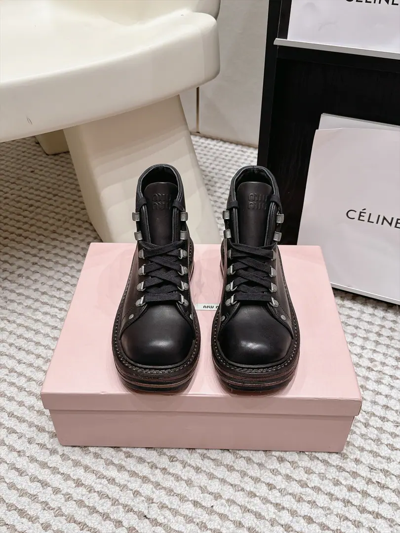 Requisition level Miu Miu 26/Autumn and winter money. Thick The retro-car boots. - The fashion bike Martin boots., It's so unique., Everybody loves and rides easy. And with the classic shoes,, Enough to conquer you., Put it on., I'm not going to miss it., The feet are simple and handsome.！ Shoe.: Cow wax skin. Uchi.: Bullskins. Otsumi!: Real leather.+Rubber bottom Size: #35-40（40 Make a no-refund order.）