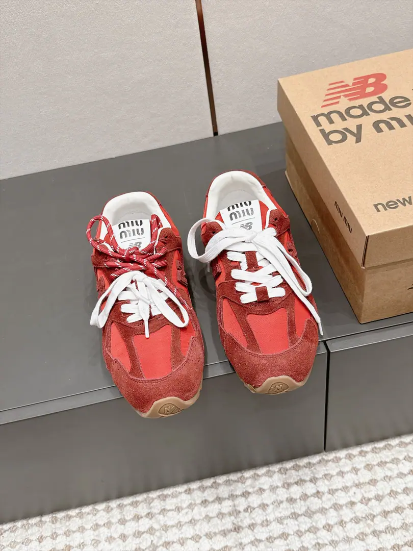 Requisition level #Couple money. Miu Miu × New Balance Joint contributions 26/Regoudhex sneakers. A resonantly gyro-shoe with a self-retrophilic intellectual atmosphere., A smooth, narrow-style shoe type., Two-colour pair of shoelaces., The shoe line is long and thin., Narrow, layout, foot., - Yes., The meat and feet have a good modifier effect., The strap-on-the-strap is flexible.. It's a mix of leisure and light and luxury., No color.. Retrotune and upper foot comfort., I want a nice, warm, everyday leisure shoe., This old scuffle of German shoes is a regular one-way trip.. Shoe.: Cows are counter-feat./Waterproof cloth Uchi.: Lamb skin. Otsumi!: TPUOtsumi! size: 35-45（Women40 Men45Do it.）