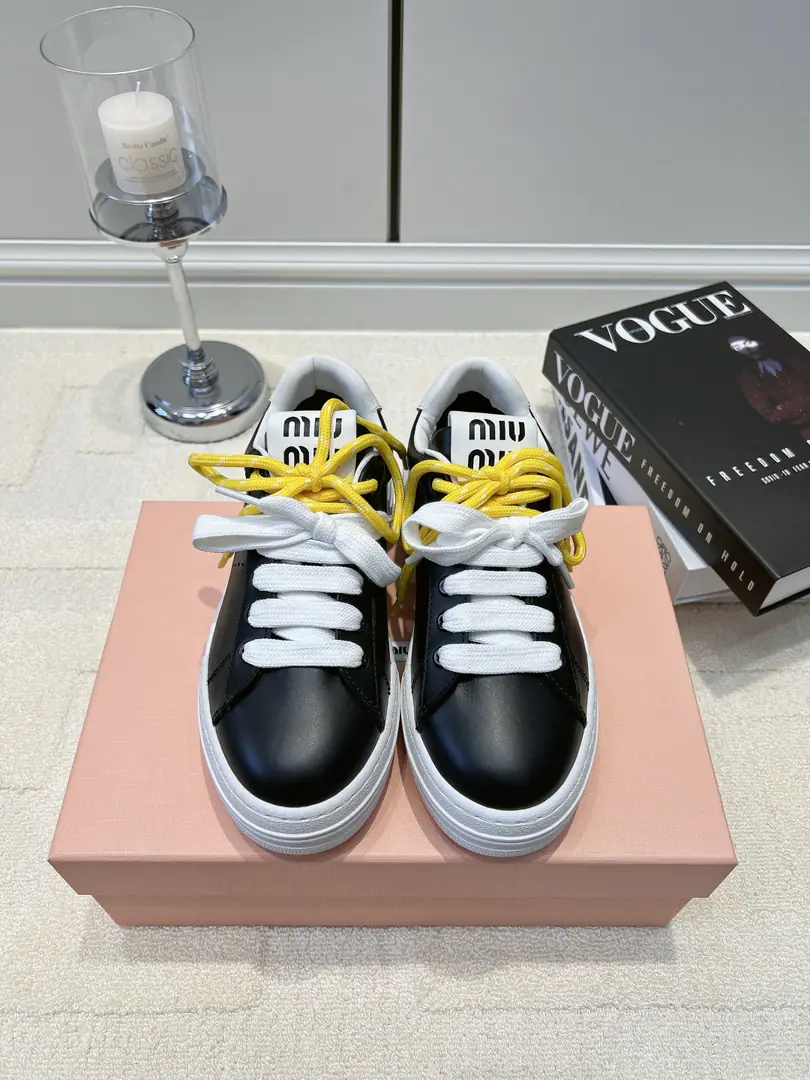 G Miu Miu Mu Mu's black-faced, bottom-plated shoes.26ss The wind is just a squeeze.Miu MiuBlackboard shoes. The black cow is a good looker., Round shoes with all kinds of feet.. Bring your own white., Yellow pairs of shoes., You can switch styles whenever you want., Salt is sweet and playful.. The thick and the thick and the high., Optimize the leg ratio, The upper foot doesn't weigh too much.. Shoe tongue.logoI'm not sure if I can get a full recognition., Low profile, girly.. And you're a man of face and a man of reality., Daily commute, It's all for the trip.. ▪Shoe.: Head-decked cow skin. ▪Foot.: A sheep's shoes. ▪Otsumi!: Rubber Bottom ▪Codes: 35-39（40I'll make sure I don't change it.）
