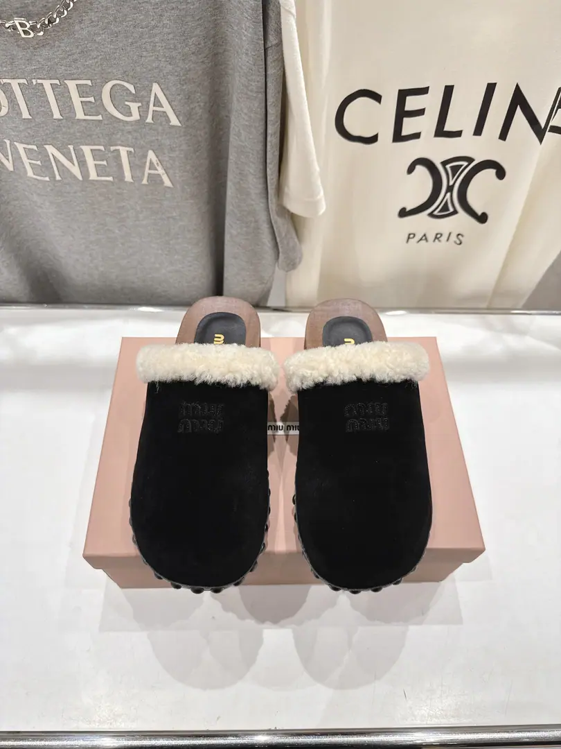 High Version Out MiuMiu/Mu Mu.F 2026ssThe latest fire in the fall and the brackenmould slippers. Half bag tow. Original inverted model, model, Extreme1:1shape ✔Fabulous.: Imported cattle and velvet. ✔Refried.: Imported wool ✔Otsumi!: zp- I'll take a slide. ✔Codes: 35-39 （40 41Make a reservation.）