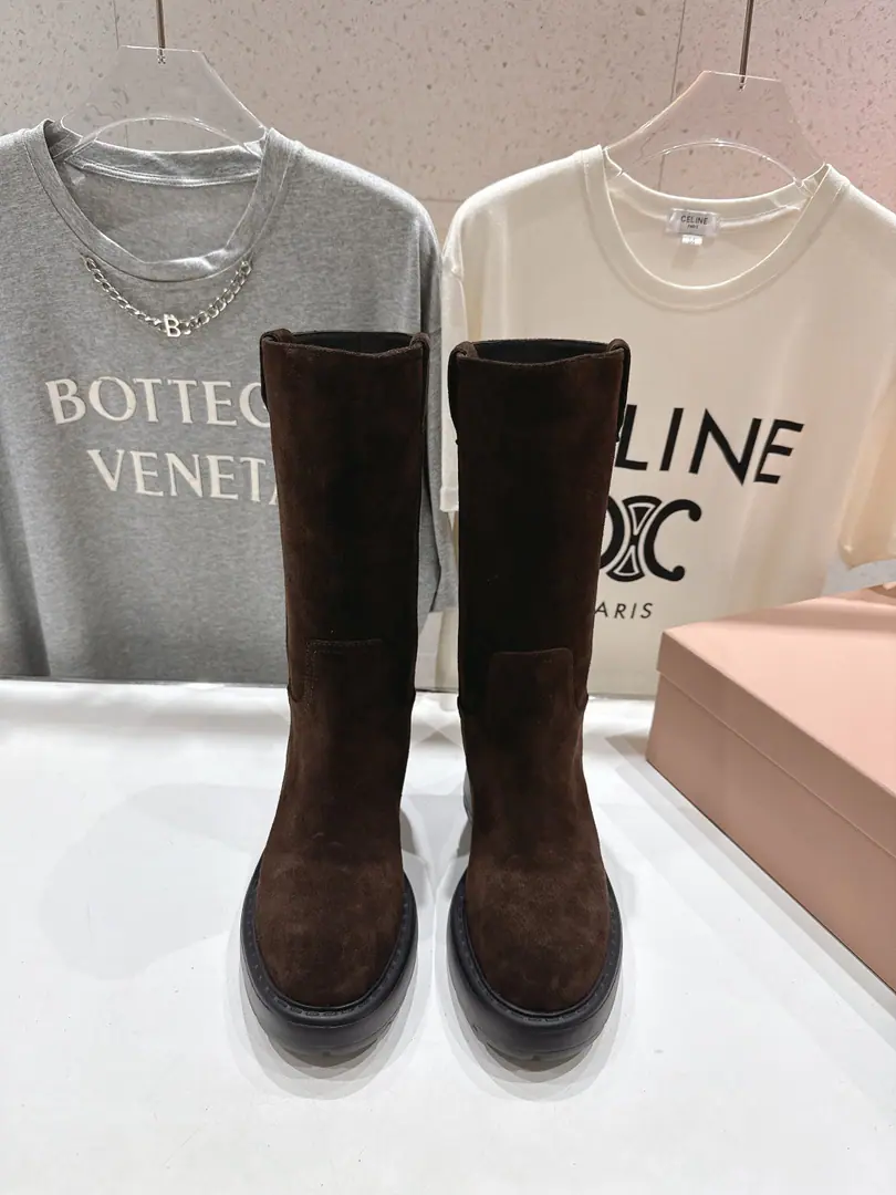 High Version Out MiuMiu/Mu Mu.F 26ssAutumn·It's a big show.·- Sliding-proof-mid-stamp Martin boots. He's on the cover of the major fashion magazines.·All the stars., The Red Book owner uses it., Your feet are a bit more amazing., I'll never regret it.·It's still sweet and salty. Very convenient.～A really comfortable boot. （ZPDevelopment, Custom Materials） ✔Shoe.: Customize import of colored cattle counter-emerging ✔Uchi.: Customize the insides of cattle ✔Shoes under the sole.: zpModelling for smoothing rubber. ✔Codes: 35-39 (40.41I'll make sure it's not changed.) （Full𝗭𝗣Packaging）