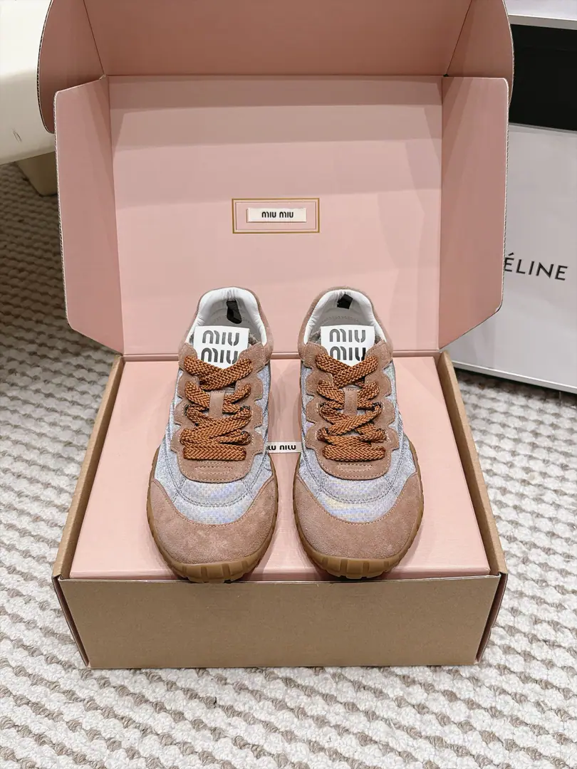 Requisition level MiuMiu 26/ Autumn New Biscuit shoes. Agan's shoes, leisure sports shoes. miumiuThe latest blast. The bold design of the front guard., Miu MiuThe style is a simple line of the thick, bottom-drawn sneakers. Don't put the logo on your tongue and back., A little retrofit., Add markers！A modern style of thick-design definition Fabulous.: Custom fabric/Cows are counter-feat. Uchi.: Import soft sheep skin Otsumi!: - Open the slide-proof rubber floor. Size: 35-40（40Do it.）
