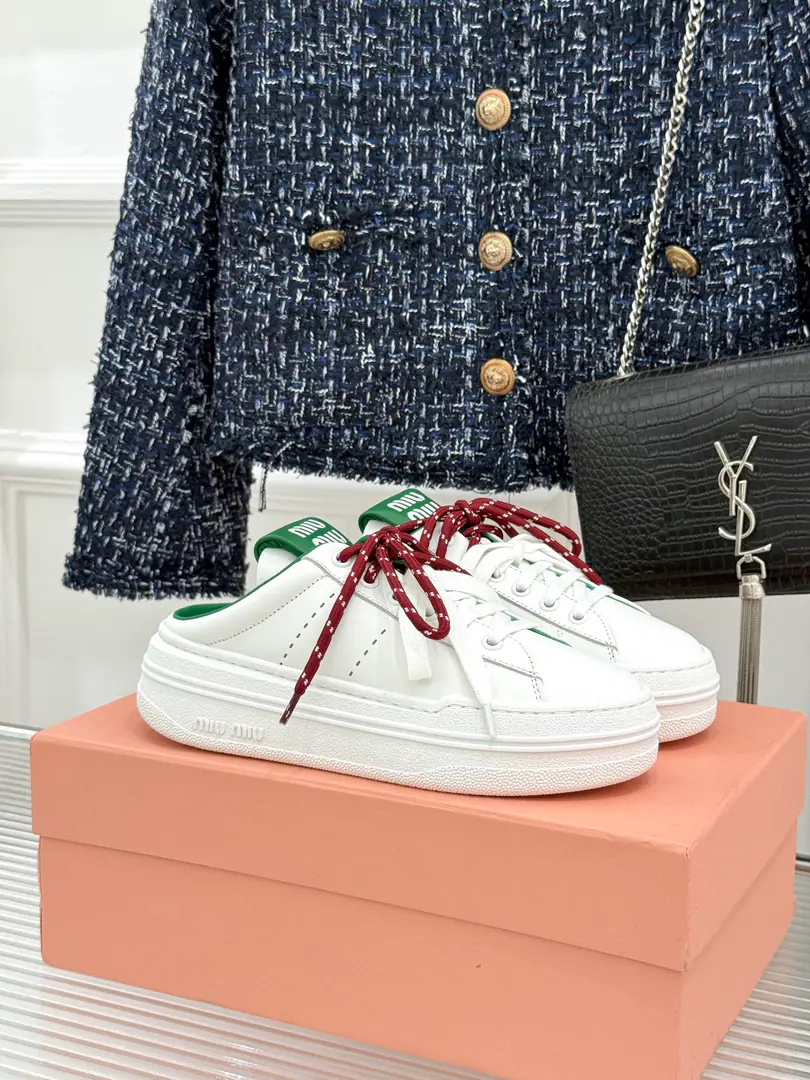 🏧𝐌𝐢𝐮𝐌𝐢𝐮New pair of pairs of shoes. The top-level thick-down leisure sport, Muller's white shoes. I'm not bored with the punching. It's nicer to have a staircase. The daily street trip is perfect. The feet are clean and clean. I'll be in the middle of a four-year contract. Facework customized leather with original The insides are all reeled. Original modeling, slide-proof floor size: 35-39（40/41Custom）